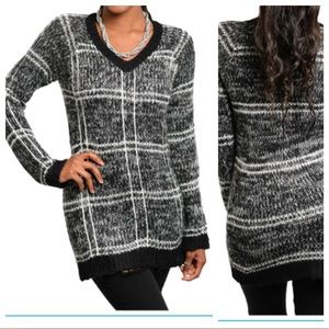 🆕🖤 block print, v-neck sweater/soft & warm knit material